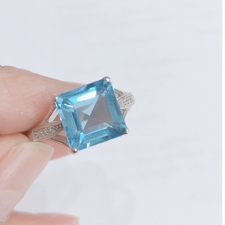 แหวนพลอยโทแพซสีฟ้าสด-swiss-blue-topaz-ตัวเรือนเงินแท้-92-5-na427sbt