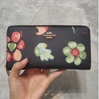 🎀 (สด-ผ่อน) กระเป๋าสตางค์ ซิปรอบ สีมิดไนท์ลายดอก C8694 LONG ZIP AROUND WALLET WITH DREAMY LAND FLORAL PRINT