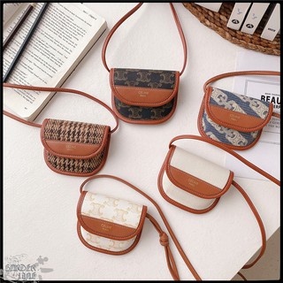 กระเป๋าใส่เหรียญแบบใหม่สุดฮอต ขนาด: 9*11*3 ซม. สามารถใส่การ์ด หูฟัง และลิปสติกได้ พร้อมสายสะพายข้างแบบปรับได้