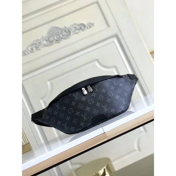 กระเป๋าแบรนด์เนม-กระเป๋าคาดอก-louis-vuitton-discovery-bumbag-พร้อมส่ง-เนื้องานสวยทำจากหนังแท้-100