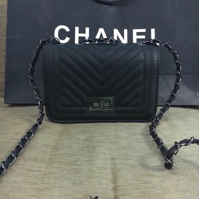 กระเป๋าหนังสะพาย-สไตล์-chanel