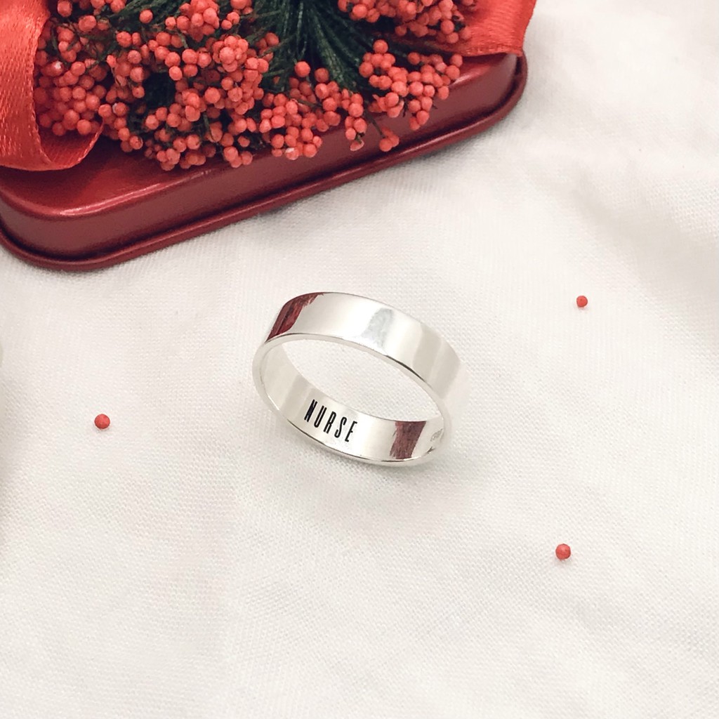 แหวนเงินแท้-925-แหวนคู่รักสลักชื่อ-หน้าเรียบ-6mm-อักษรรมสีดำ-silver-925-custom-name-band-ring-engraved-band-ring