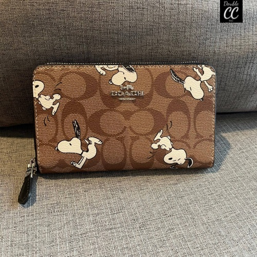 แท้-factory-coach-x-peanuts-medium-id-zip-wallet-in-signature-canvas-with-snoopy-print-coach-c4123