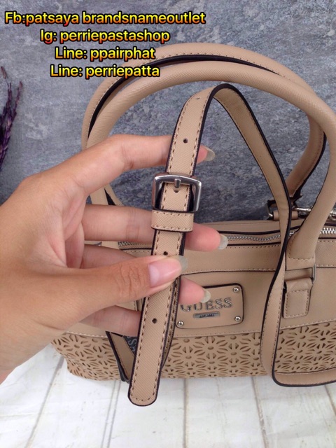 guess-กระเป๋าถือหรือสะพาย-หนัง-safiano-แท้-outlet-แต่งลายฉลุดอกไม้