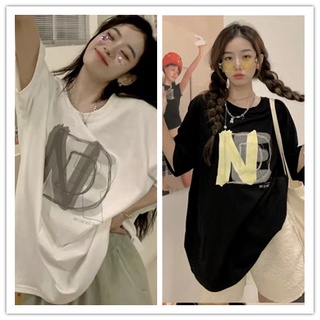 fashiongirl ใหม่เสื้อยืดแขนสั้นแฟชั่น งานพิมพ์ N สวยๆเท่ๆสำหรับชายหญิง เนื้อผ้าดีนิ่ม ระบายอากาศผ้ายืดสูง ใส่สบายฟรีไซส์