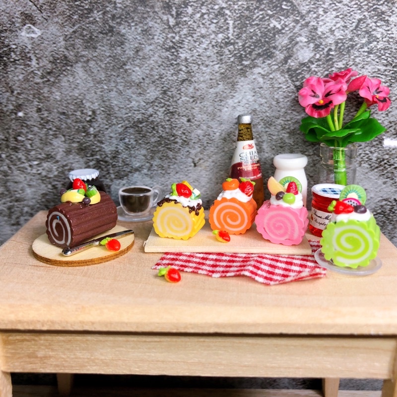 ภาพหน้าปกสินค้าแยมโรลจิ๋ว เค้กโรลจิ๋ว ขนมดินปั้นจิ๋ว มีหลายแบบ ของจิ๋ว miniature