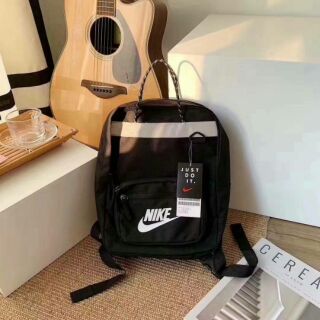 Nike Backpack Just Do It แท้💯
กระเป๋าสะพายหลัง สามารถพาดข้างลำตัว หรือ กระเป๋าถือได้