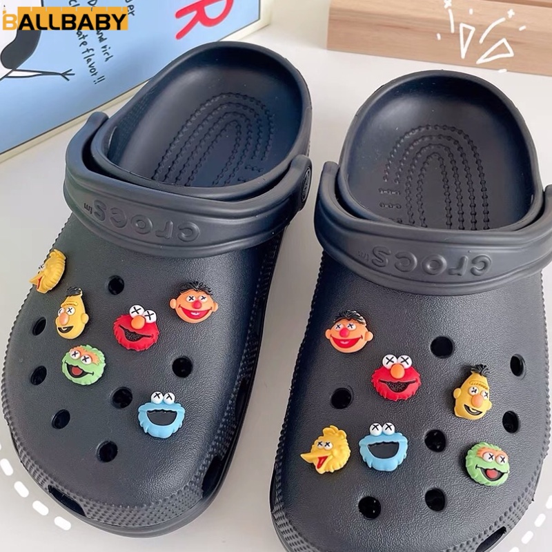 ภาพหน้าปกสินค้าCrocs Charm-การ์ตูน Sesame Street Series เด็กแฟชั่น Vamp ตกแต่ง Clown รูปที่ถอดออกได้หัวเข็มขัด จากร้าน ballbabyfashion.th บน Shopee