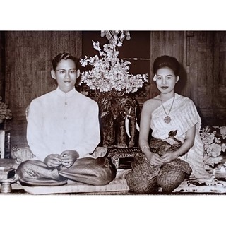 รูปภาพมงคลร.9คู่พระราชินี บูชา เสริมฮวงจุ้ย ภาพแต่งบ้าน รูปภาพติดผนังมอบเป็นของขวัญที่ระลึก ขนาดภาพ 15x21นิ้ว หรือ ( 38c