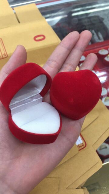 กล่องใส่แหวนกำมะหยี่-เป็นของขวัญให้คู่รักได้