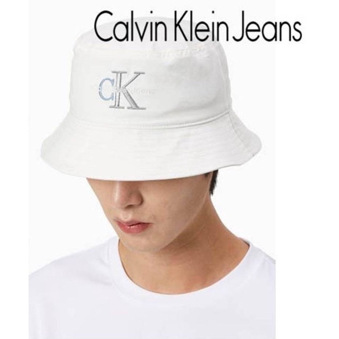 หมวก-ck-calvin-klein-bucket-hat-วัสดุ-organic-cotton-100-สีขาว-ทรงบัคเก็ต