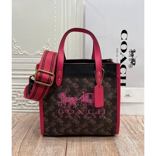 COACH FIELD TOTE 22 WITH HORSE AND CARRIAGE PRINT CARRIAGE BADGE((C8456))