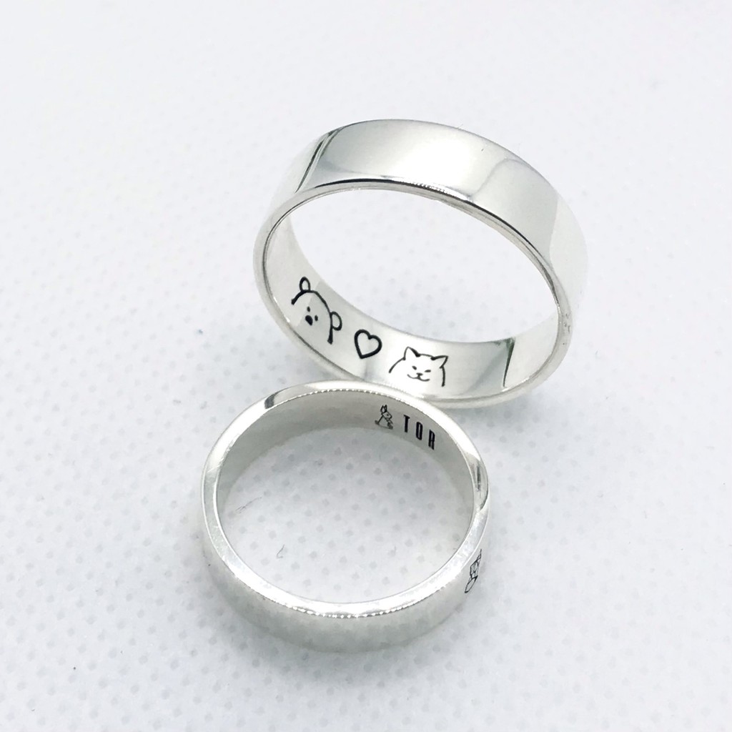 แหวนเงินแท้-925-แหวนคู่รักสลักชื่อ-หน้าเรียบ-6mm-อักษรรมสีดำ-silver-925-custom-name-band-ring-engraved-band-ring