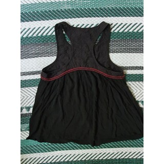(USED)เสื้อกล้ามสีดำ เดินด้ายสีแดงด้านบนเป็น ผ้าปักลาย สีดำ 
ด้านล่างเป็นผ้าพริ้วๆ