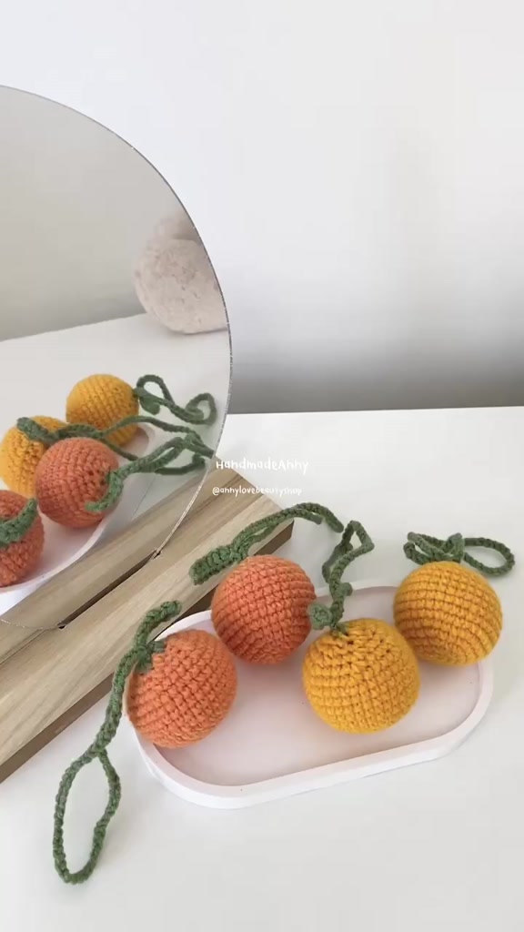 handmade-ที่ห้อยกระเป๋าถักไหมพรม-น้องส้ม