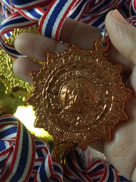 ภาพสินค้าเหรียญรางวัล ถ้วยรางวัล เหรียญกีฬาสี เหรียญรางวัลพลาสติก กีฬาสี แข่งขัน 1 ชิ้น พร้อมสายคล้องคอ จากร้าน shoeshaper บน Shopee ภาพที่ 3