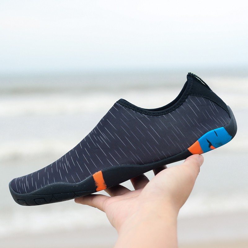 ภาพหน้าปกสินค้ารองเท้ายน้ำแท้ 100% รองเท้าเดินชายหาด รองเท้าเดินทะเล - 688/black