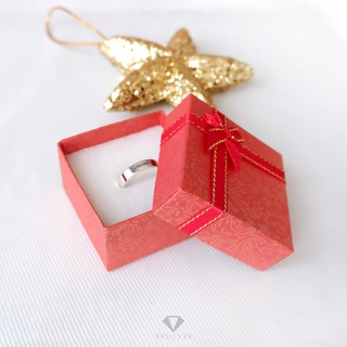 กล่องใส่แหวนสีแดงสี่เหลี่ยม มีโบว์ ข้างในบุด้วยสปั้นช์นิ่มสีขาว (BOX1)