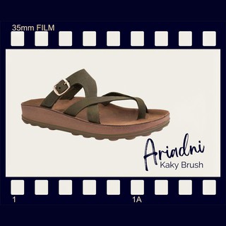 Fantasy Sandals รองเท้าแตะ หนังแท้ รองเท้าแฟชั่น พื้นยืดหยุ่น​​ Unisex รุ่น Adriadni Kaki