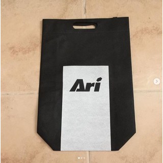 ถุงผ้า ถุง แบรนด์ Ari ใบใหญ่ ของแท้ size 10 x 28 x 41 cm. มาพร้อมลายของแบรนด์ ใบใหญ่ จุของได้เยอะ ดูดีมาก จาก shop