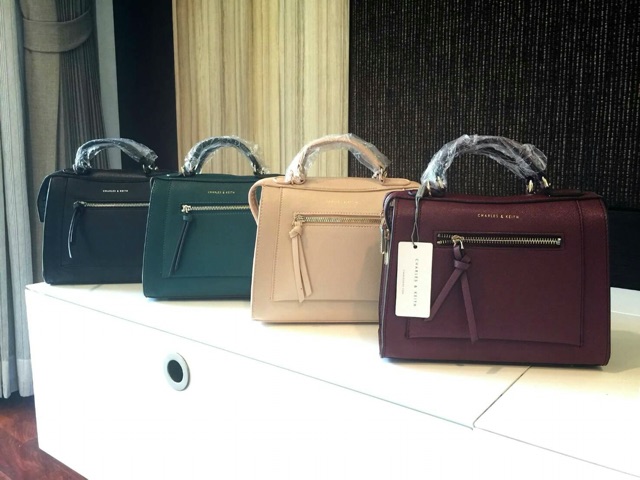 กระเป๋า-charles-amp-keith-boxy-top-handel-bag