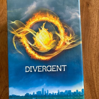Setหนังสือ Divergent มือสอง พร้อมbox set