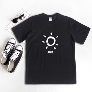 เสื้อผ้าผชเสื้อยืดแขนสั้นลําลอง คอกลม ผ้าฝ้าย ดูดซับเหงื่อ ระบายอากาศได้ดี พิมพ์ลายดวงอาทิตย์ สวมใส่สบาย สําหรับผู้ชายS-