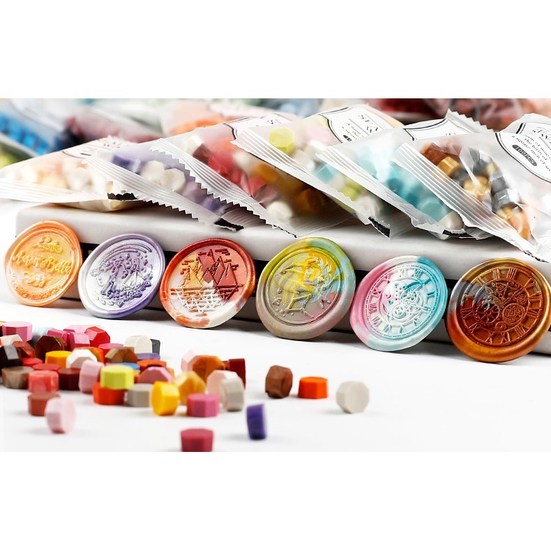 ภาพหน้าปกสินค้าครั่งสีเม็ด แบบผสมสี wax beads (50 เม็ด)