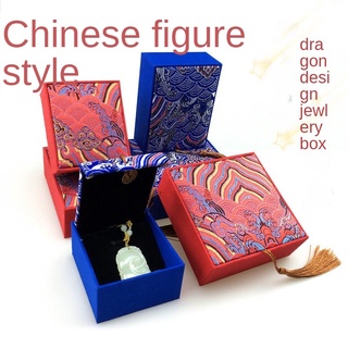 กล่องเครื่องประดับ  ✨ขายดี✨กล่องบรรจุภัณฑ์ ประดับพู่ สีแดง สีฟ้า สไตล์จีนคลาสสิก สําหรับใส่เครื่องประดับ สร้อยข้อมือ สร้อยคอ จี้ ของขวัญ✨พร้อมส่ง✨
