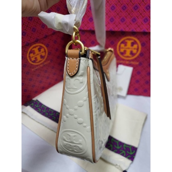 สด-ผ่อน-กระเป๋าสีขาว-10-นิ้ว-134504-shop-tory-burch-t-monogram-patent-embossed-studio-bag