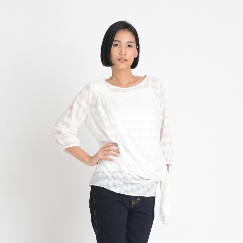 gsp-blouse-เสื้อจีเอสพี-เสื้อไม่มีปก-แขนยาวสามส่วน-ผ้าเบิร์นเอาท์-สีขาว-ผูกข้าง-sl1fwh