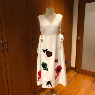 Wee dress size UK12(L) ใส่แค่ครั้งเดียวซักเก็บ ปักคริสตัลเลื่อมเลิศๆค่ะ ชุดไปงาน ชุดราตรี