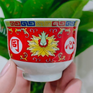 ถ้วยน้ำชา สีแดงลายจีน งานเพ้นท์สีสวยงาม เนื้อกระเบื้องแข็งแรงทนทาน นำเข้าจากจีน เหมาะที่จะใส่น้ำชาถวายองค์เทพ เป็นสิริมง