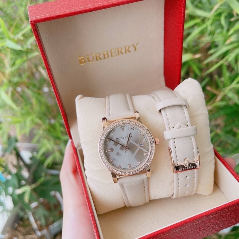 ภาพหน้าปกสินค้านาฬิกา BU RBERRY ราคาถูก ราคาส่ง  นาฬิกาข้อมือผู้หญิง ตัวเรือนล้อมเพชร มีช่องบอกวันที่ พร้อมส่ง จากร้าน watchforyours บน Shopee