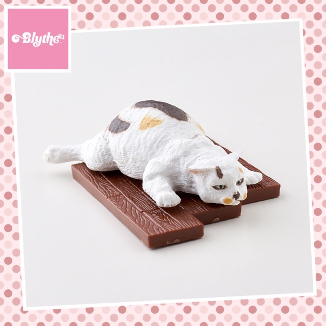 gashapon-model-figure-miniature-โมเดลแมว-ฟิกเกอร์แมวอ้วนนอนบนแผ่นไม้-กาชาปองแมว