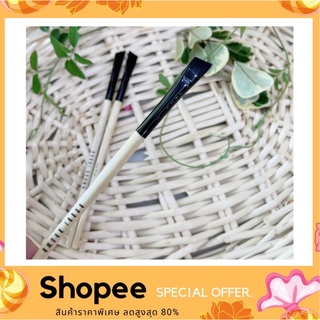 ภาพขนาดย่อของภาพหน้าปกสินค้าแปรง แต่งขอบตาและคิ้ว OBBI BROWN Eye Definer Brush จากร้าน beauty456shop บน Shopee