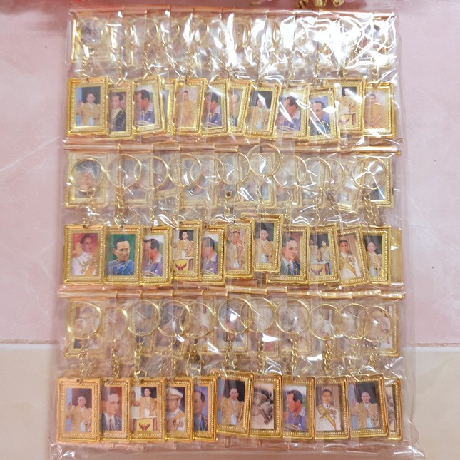 ของชำร่วยพวงกุญแจ-ร-9-ชิ้นละ4-แพ็ค100ชิ้น-พวงกุญแจกรอบรูป-ร-9-ของชำร่วยงานบวช-ของชำร่วยงานแต่ง-ของชำร่วยราคาถูก