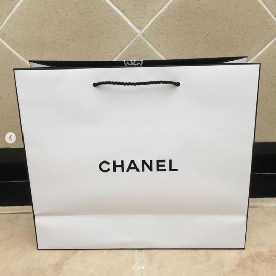 ถุงกระดาษ-ถุง-แบรนด์-chanel-ของแท้-แน่นอน-ใบใหญ่-มาจาก-shop-ถุงชาแนล-ของส่วนตัว-ถุงสีขาว-พร้อมลาย-ถุงเครื่องสำอาง