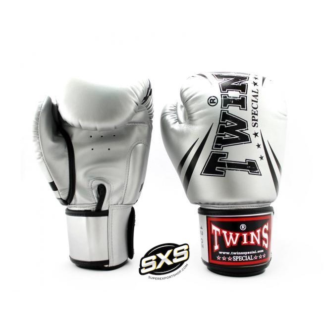 ภาพหน้าปกสินค้าTwins Special Boxing Gloves FBGVS3-TW6 SILVER BLACK จากร้าน superexportshop บน Shopee