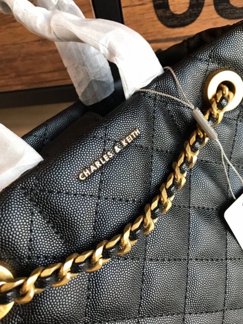 chain-detail-quilted-tote-กระเป๋าถือ