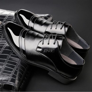 ภาพขนาดย่อของสินค้ารองเท้าผู้ชาย รองเท้าหนัง รุ่น CM9852 สีดำ