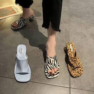 ภาพขนาดย่อของภาพหน้าปกสินค้ารองเท้าแตะส้นหนา 1 ใหม่เกาหลีหัวกลมพิมพ์ลายเสือดาวอารมณ์เปิดด้านหลังรองเท้าแตะส้นสูง รองเท้าเเตะแฟชั่น รองเท้าแตะผญ จากร้าน misscaras บน Shopee
