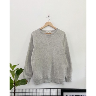 เสื้อสเวตเตอร์มือสองสีเทาอ่อน
