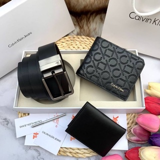 Calvin Klein Leather Belt &amp; Wallet SetSetกระเป๋าสตางค์+เข็มขัด
กระเป๋าสตางค์ใบสั้น  ปั๊มลายอักษรชื่อแบรนด์