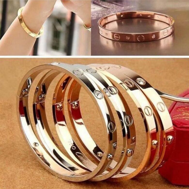 ภาพหน้าปกสินค้ากําไลข้อมือ เหล็กไทเทเนียม 18K เคลือบทอง จากร้าน tonayalun.th บน Shopee