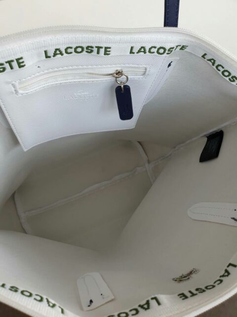 กระเป๋าทรงช้อปปิ้ง-จากแบรนด์-lacoste-ตัวกระเป๋าทำจากวัสดุ-pvc-กันน้ำ