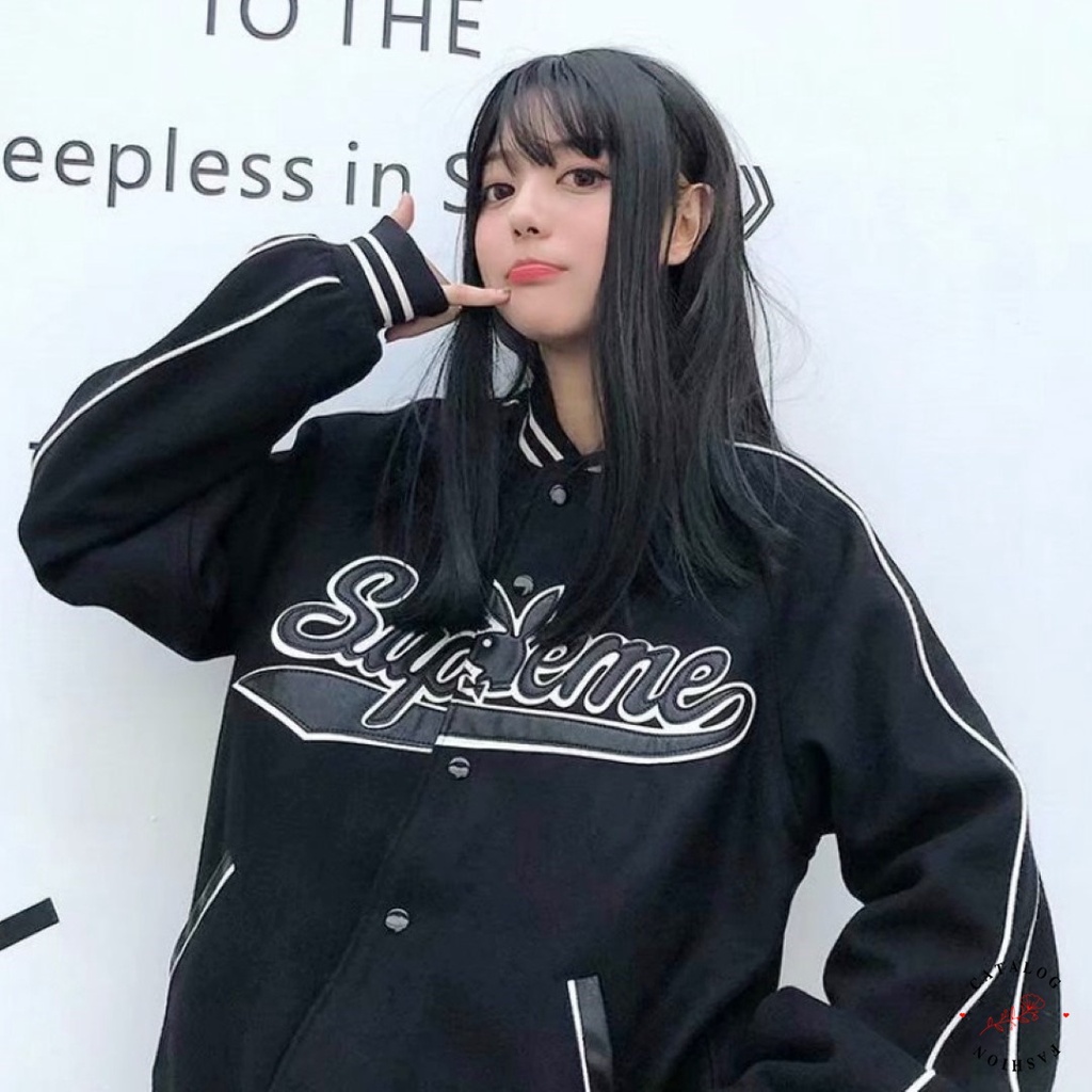 ft-อินเทรนด์-เสื้อแจ็คเก็ตสีดำแต่งแถบขาว-อกปักลายตัวหนังสืออาร์ตๆ