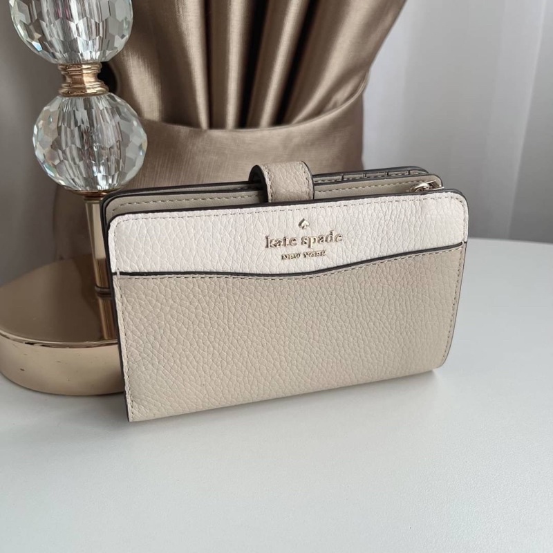 สด-ผ่อน-กระเป๋าสตางค์สีเทาขาว-หนังนิ่ม-k6396-kate-spade-leila-medium-compact-bifold-wallet