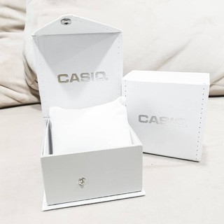 ภาพขนาดย่อของสินค้ากล่องขาว Casio พร้อมหมอนด้านใน ช่วยจัดเก็บนาฬิกาให้ห่างไกลจากฝุ่นได้ดี