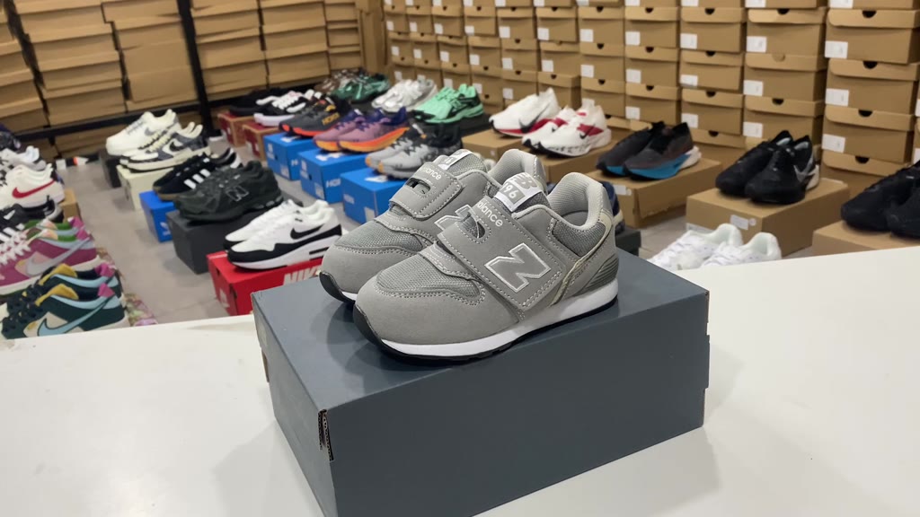 new-balance-nb996-รองเท้าผ้าใบลําลอง-เหมาะกับการวิ่งจ๊อกกิ้ง-สไตล์เรโทร-สําหรับเด็ก